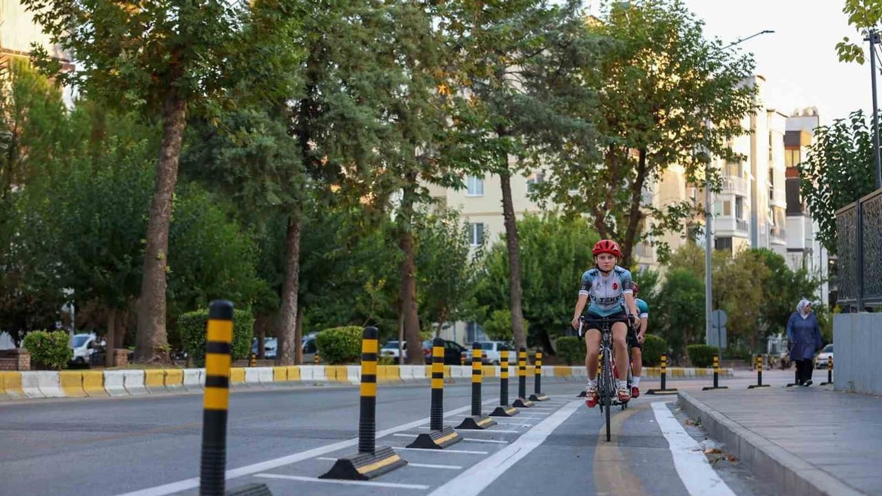 Efeler’de adım adım hayat bulan 11 kilometrelik bisiklet hattı