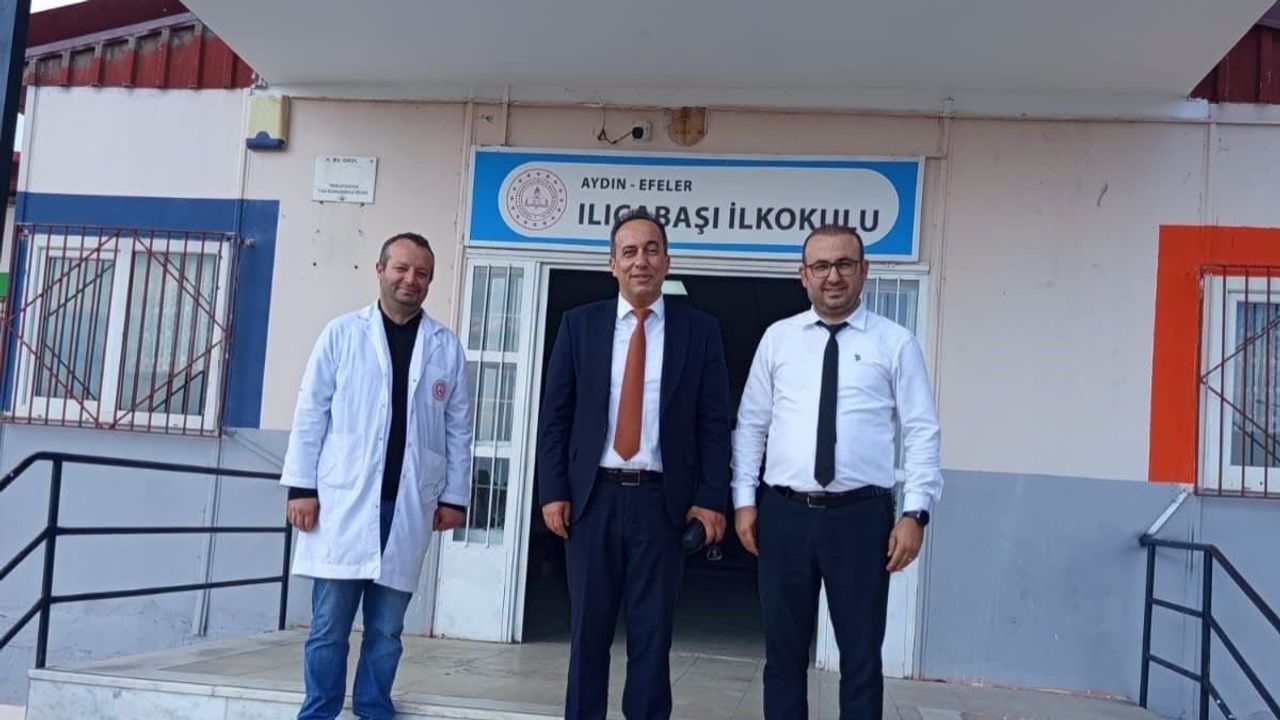 Efeler'de Ali Çomruk sınıf oyunlarına katılıp öğrencilere eşlik etti