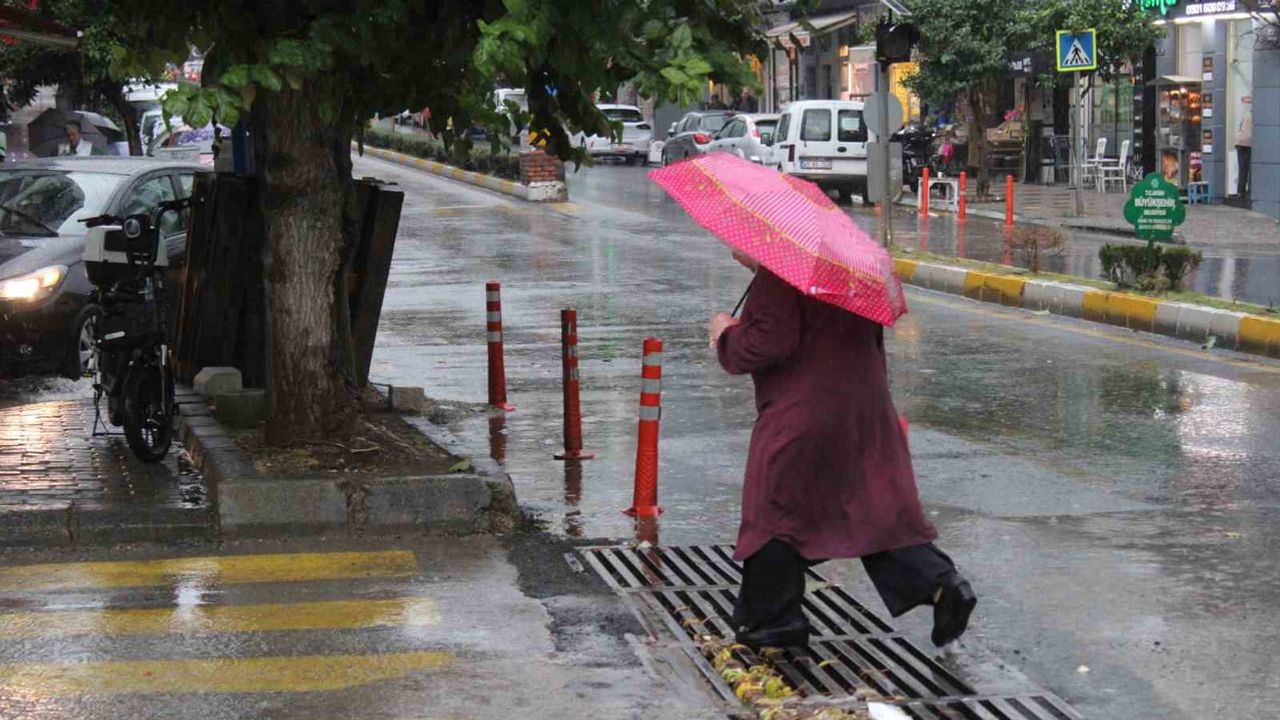 Efeler'de ani sağanak: sokaklarda biriken sular ve tedbir seferberliği