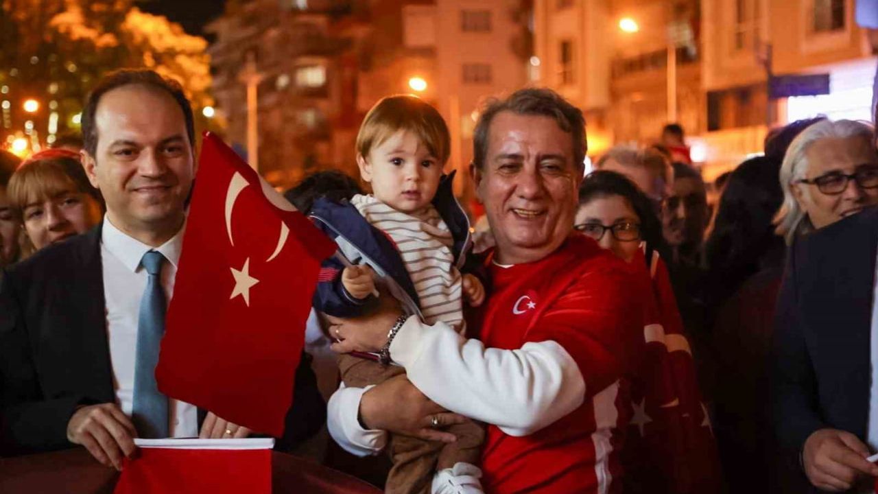Efeler'de binlerle cumhuriyet yürüyüşü meydanlar kırmızı beyaza büründü