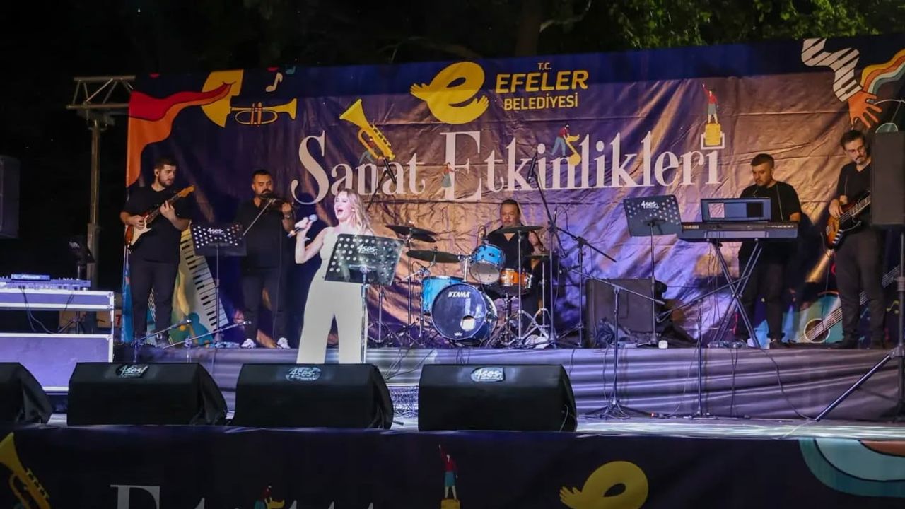 Efeler'de cumhuriyet coşkusu müzikten tiyatroya ve çocuk etkinliklerine taşınıyor