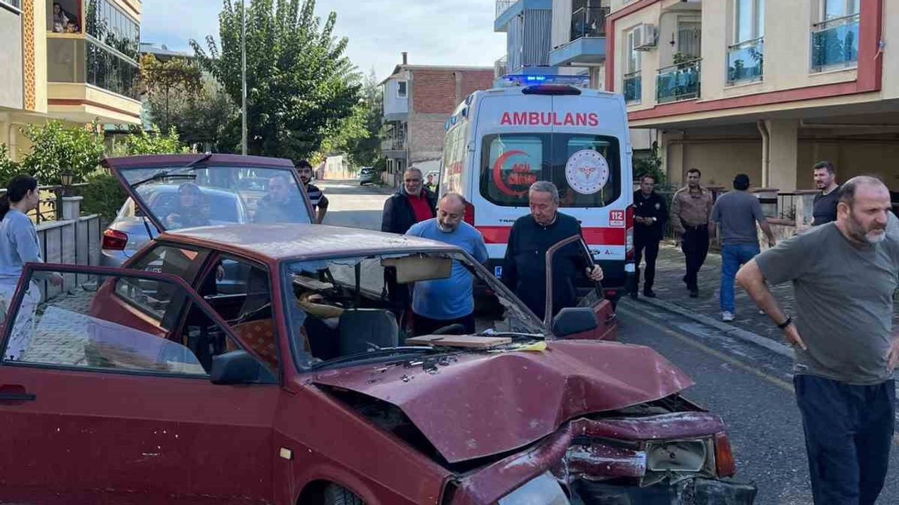 Efeler'de direğe çarpan otomobilde iki kişi yaralandı