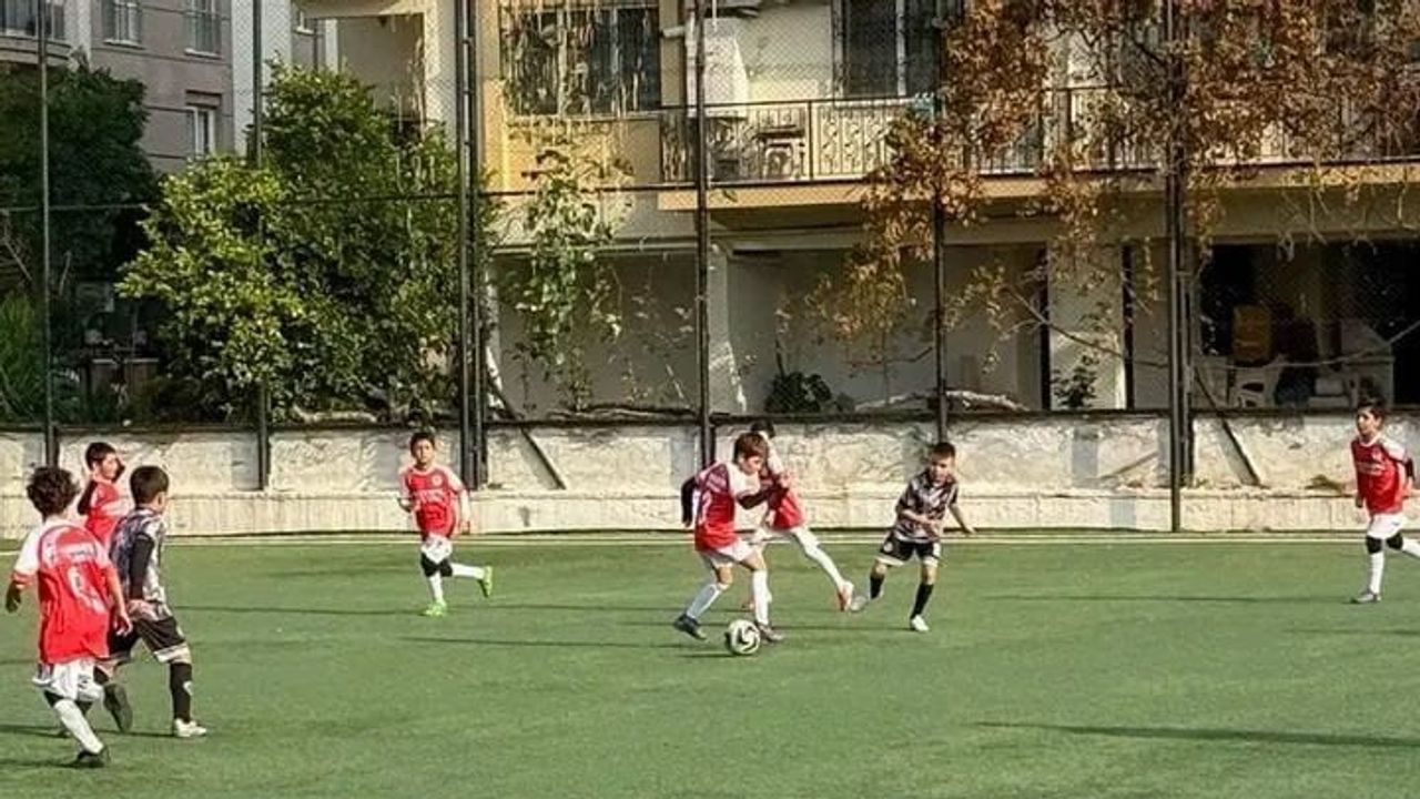 Efeler'de geleceğin yıldızları sahada: cumhuriyet coşkusu futbolla birleşti