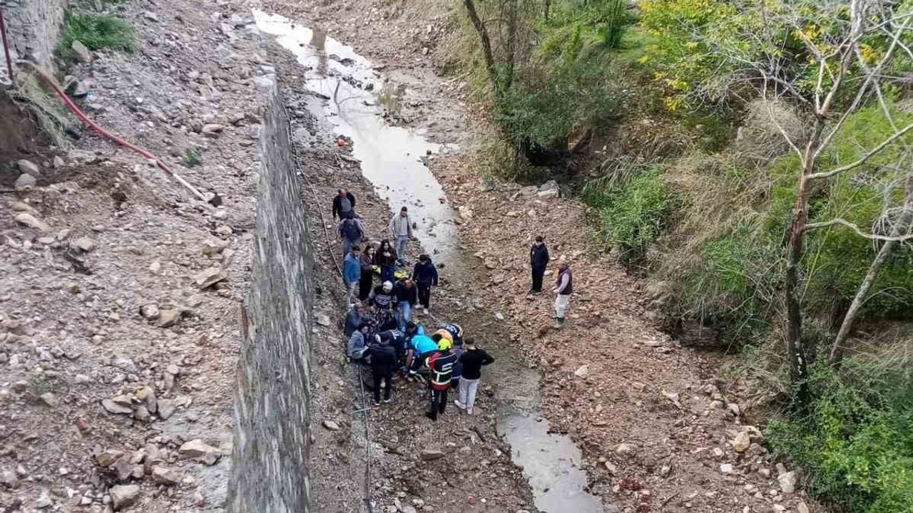 Efeler'de köprüden dereye düşen otomobilde üç kişi yaralandı