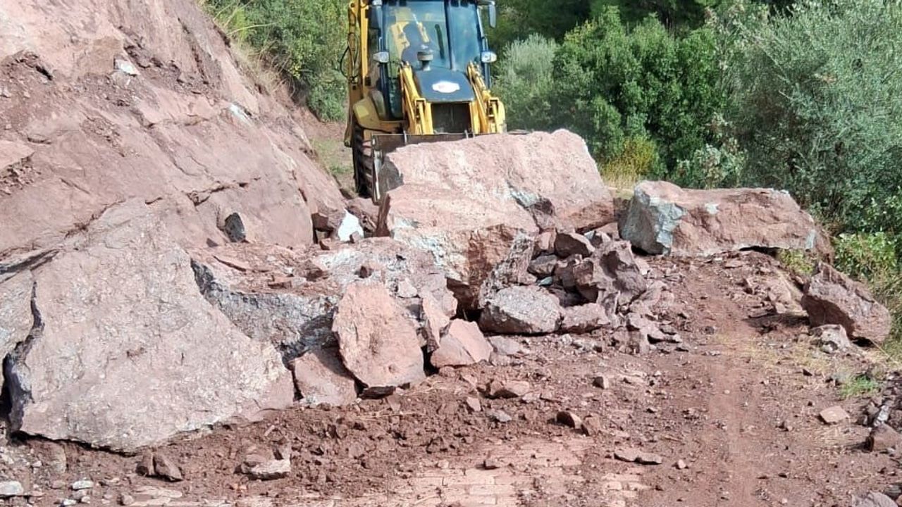 Efeler'de sağanak sonrası kapanan kırsal yollar yeniden açıldı