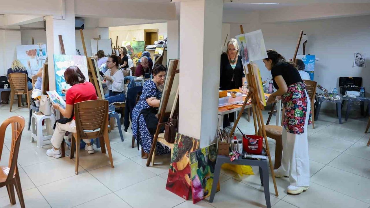 Efeler'de sanatın buluşması: ücretsiz resim kursu katılımcılara fırsat sunuyor