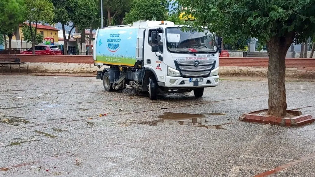 Efeler'de semt pazarlarında akşam temizlik seferberliği