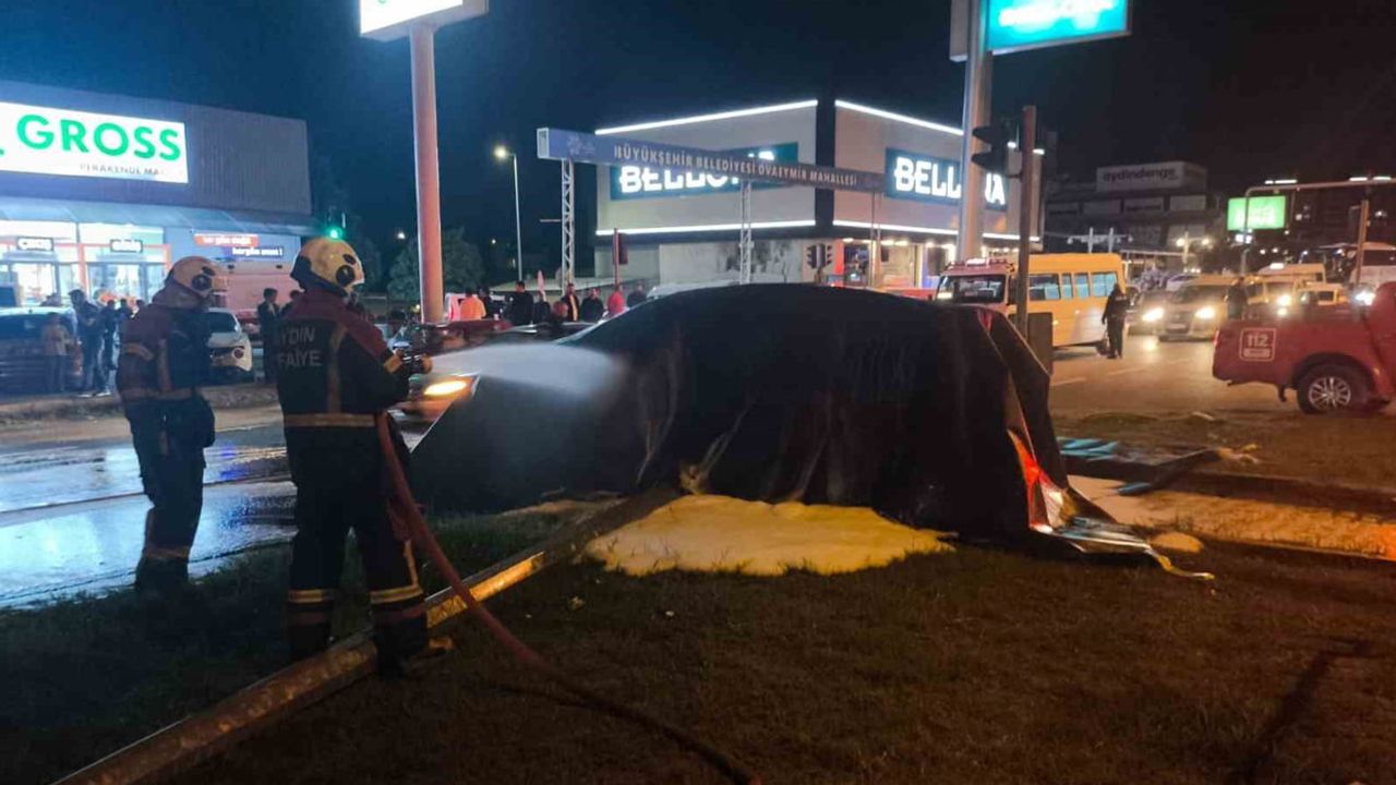 Efeler'de tırla çarpışan elektrikli otomobil aandı, yangın battaniye ile kontrol altına alındı
