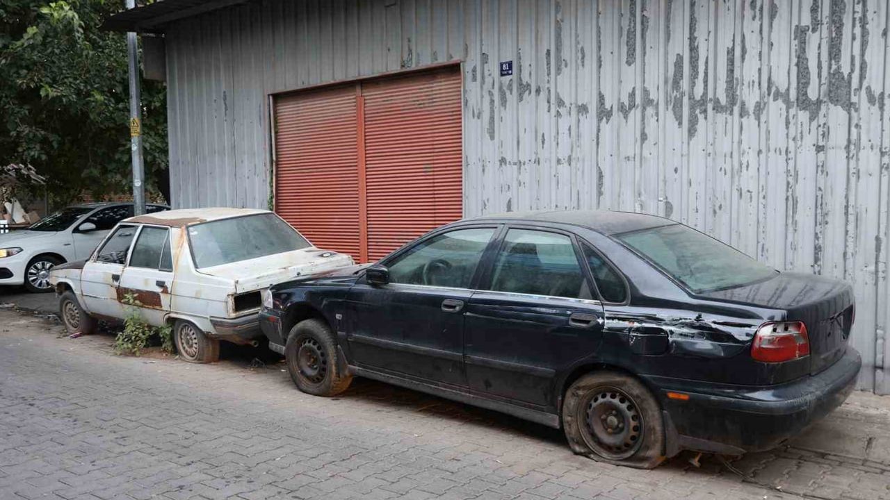 Efeler'in sokaklarında unutulan hurda araçlar esnaf ve mahalleyi tedirgin ediyor