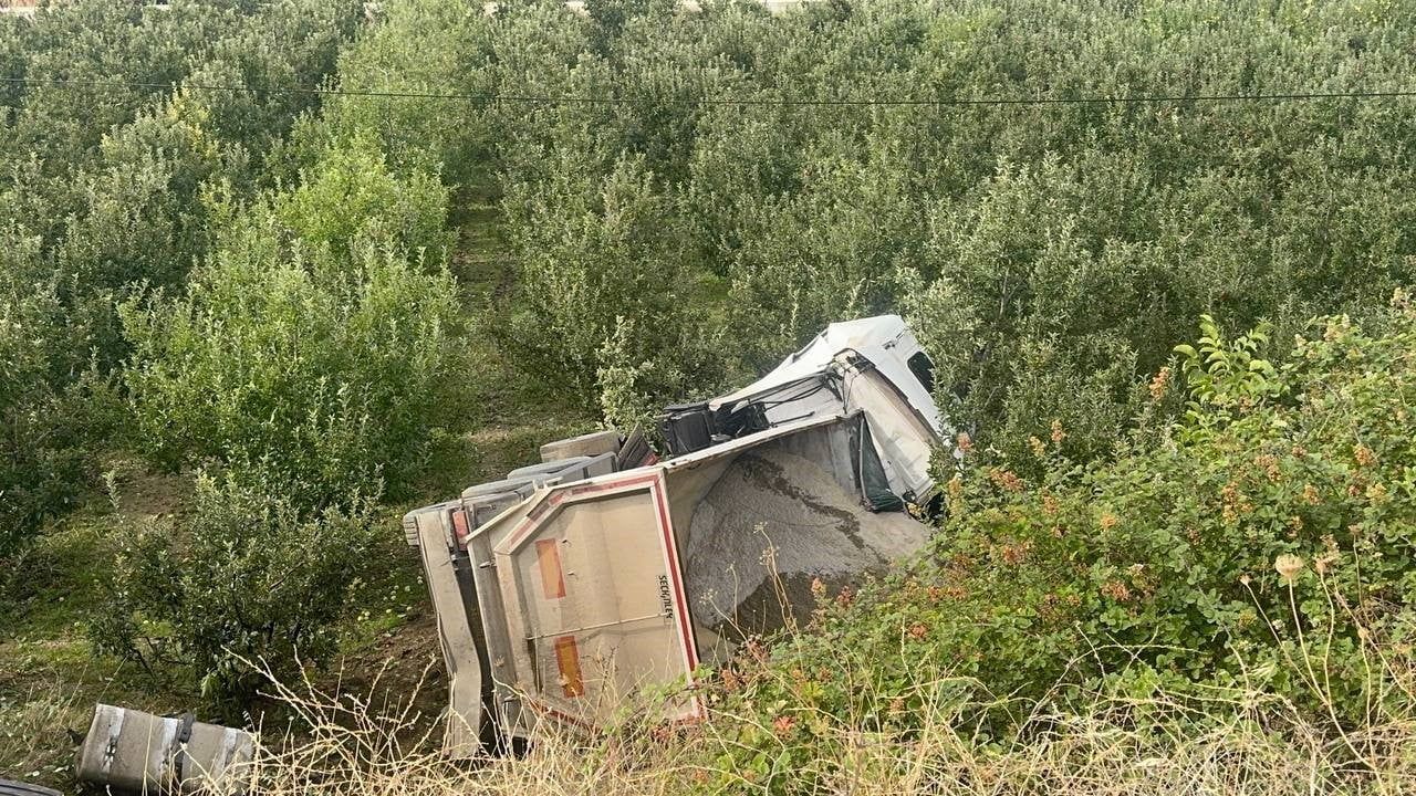 Eğirdir Kemerköprü'de kontrolü kaybeden tır elma bahçesine devrildi, sürücü yaşamını yitirdi