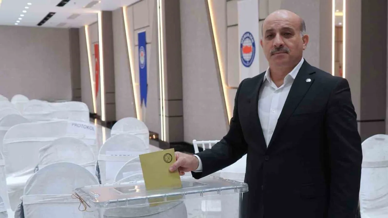 Eğitim-Bir-Sen Adana şubesinde Mustafa Sarıgeçili güven tazeledi