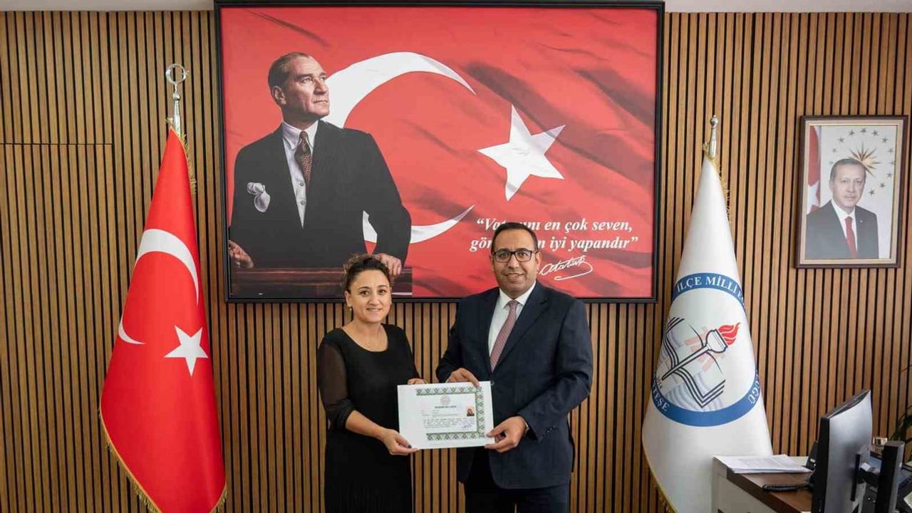 Eğitimde örnek saha: Menteşe'de yöneticilere başarı belgeleri takdim edildi