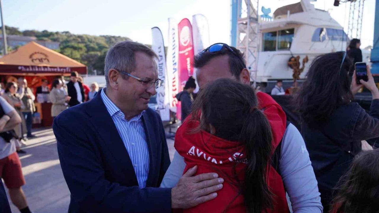 Eğitime destek için açılan yelkenler Ayvalık körfezini renklendirdi
