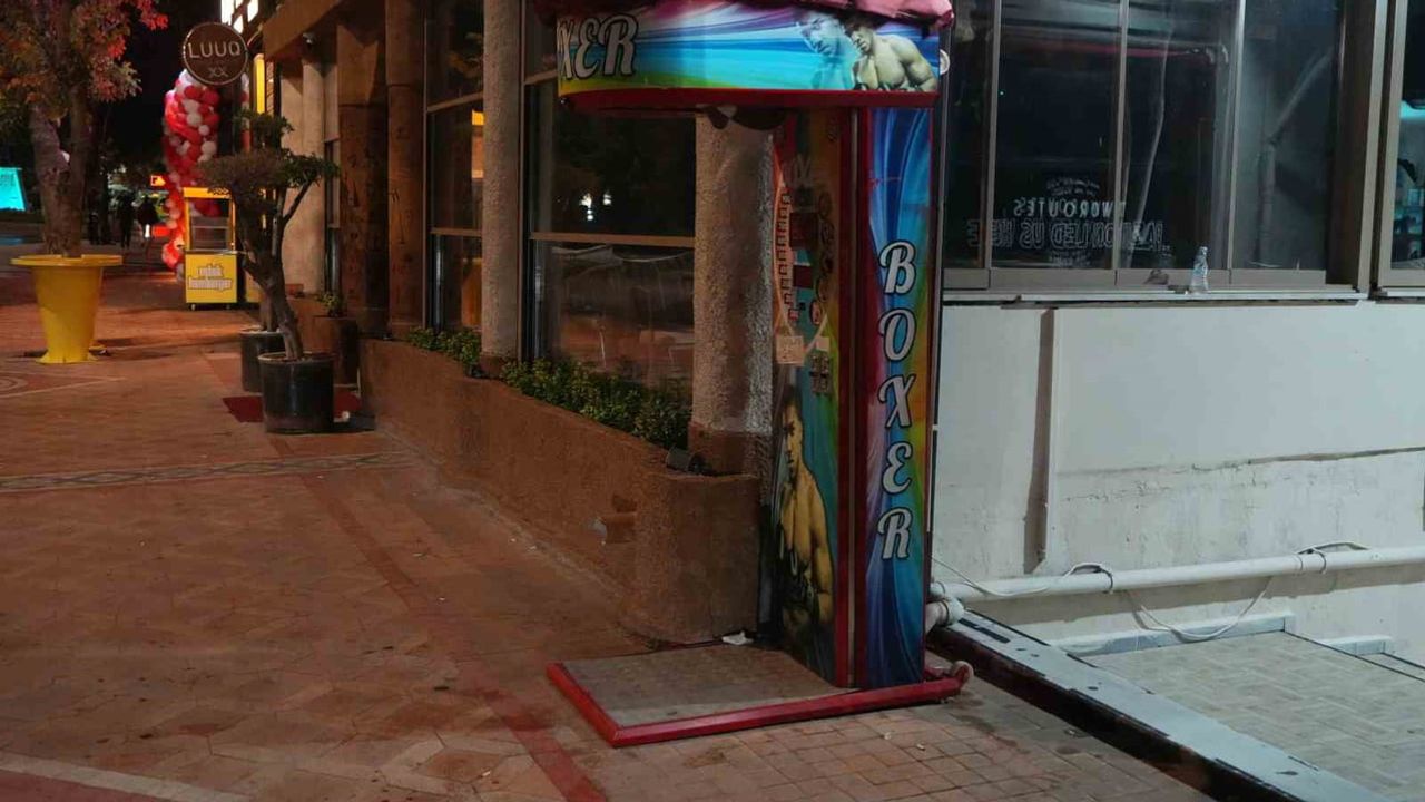 eğlence hedefi şaşırdı: boks makinesini kaçıran öğrenci kafenin duvarına vurdu
