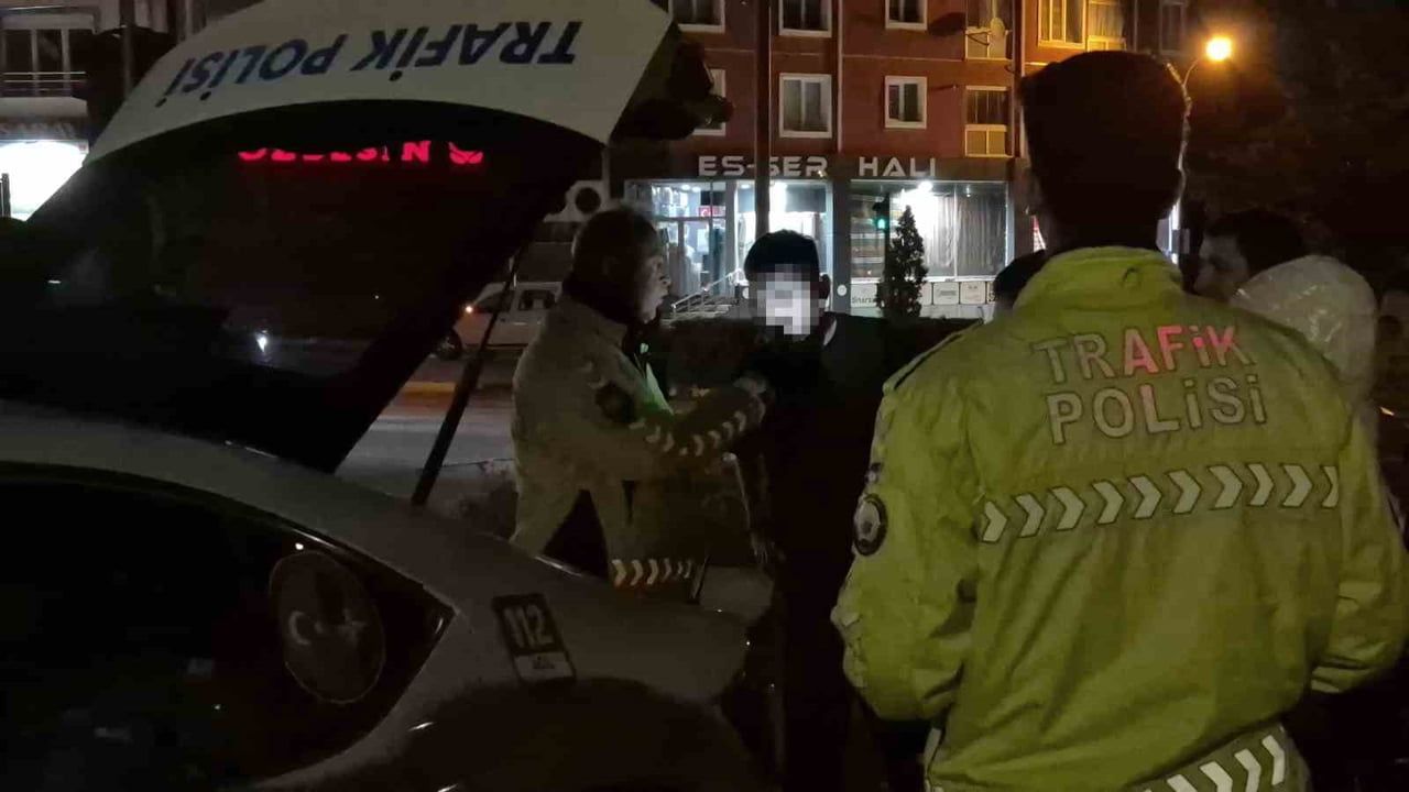 Ehliyeti alınan sürücü trafiği tehlikeye düşürdü; arkadaşları plaka ile poz verdi