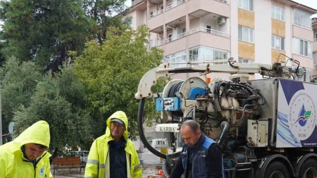 Ekipler 7/24 yağmur mesaisinde: MUSKİ riskli bölgelerde altyapıyı yeniliyor