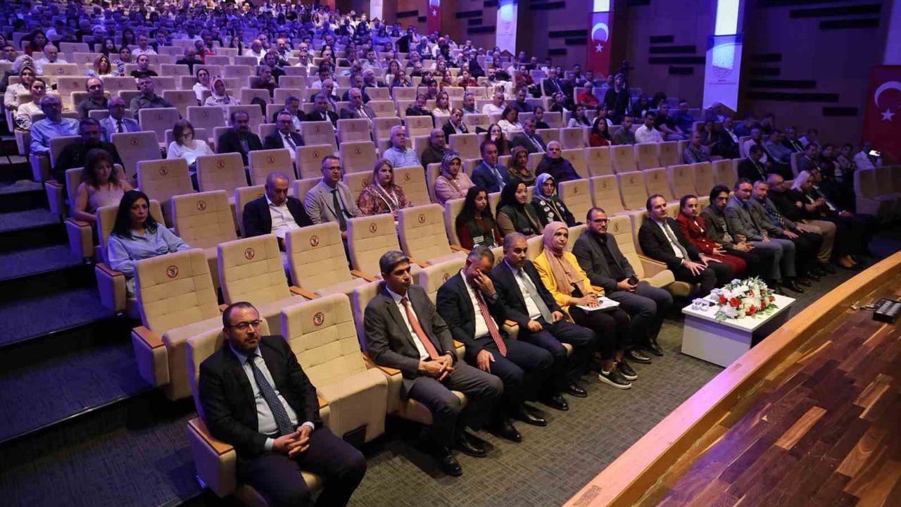Ekran bağımlılığıyle mücadelede çözümün merkezinde aile ve okul var