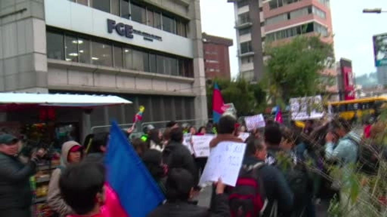 Ekvador'da halk Noboa hükümetini yağmura rağmen protesto etti
