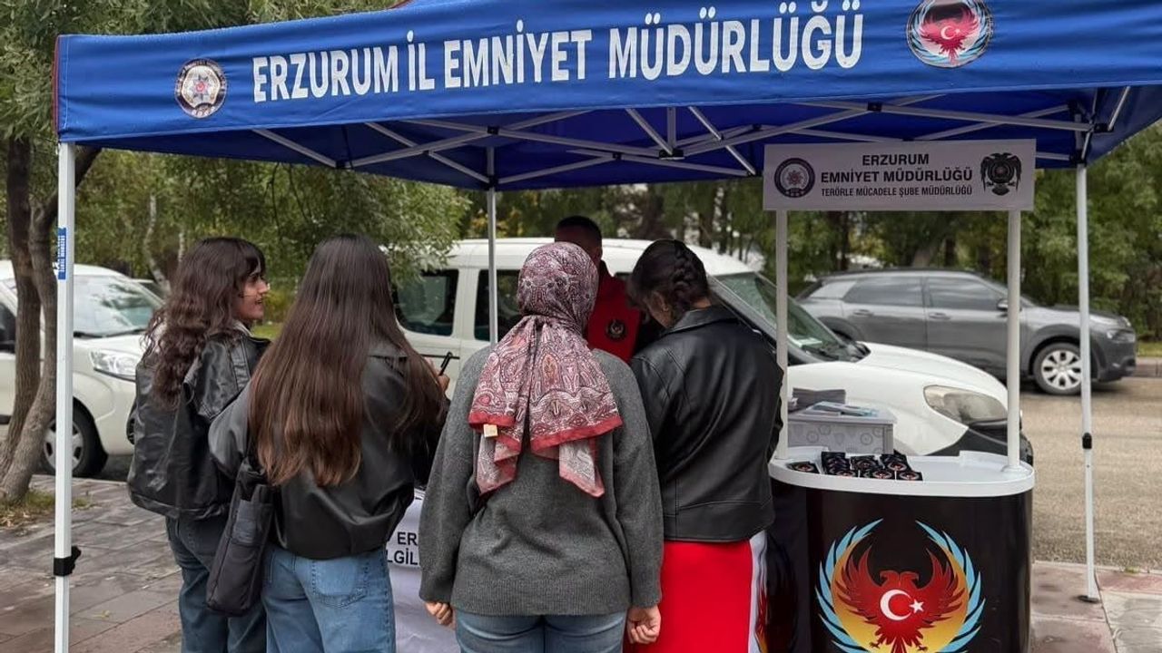 El ele güvenli geleceğe: öğrenciler kampüste terör ve dijital tehditlere karşı bilgilendirildi