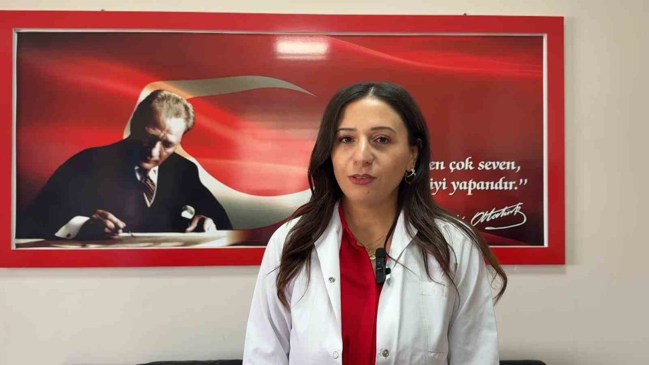 El emeğiyle Türk bayrağını dokuyan Oğuzeli atölyesi cumhuriyet için üretiyor