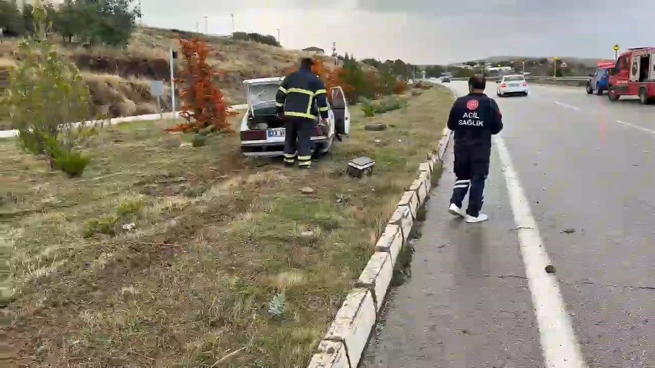 Elazığ-Bingöl kara yolunda refüje çıkan araçta iki kişi yaralandı