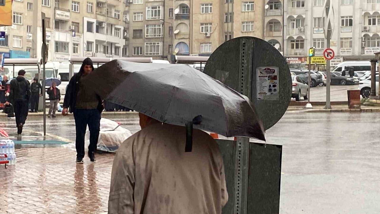 Elazığ'da aniden bastıran sağanak günlük yaşamı aksattı