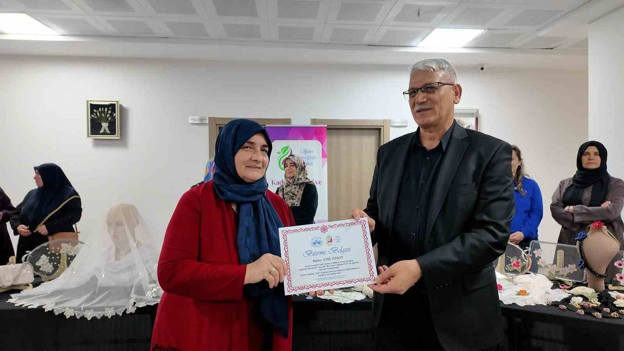 Elazığ'da boncuklu iğne oyası kursunu tamamlayan 20 kadına sertifika verildi