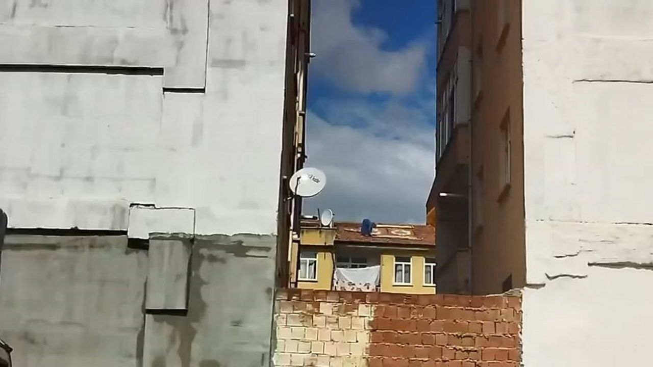 Elazığ'da çatıda halı serme anı izleyenleri korkuttu