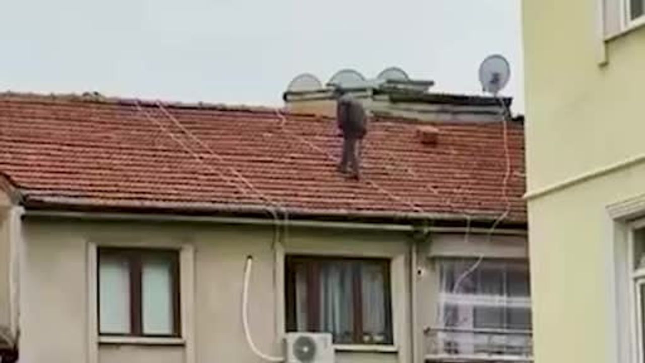 Elazığ'da çatıdaki güvenlik ihmalini cep telefonu kaydetti