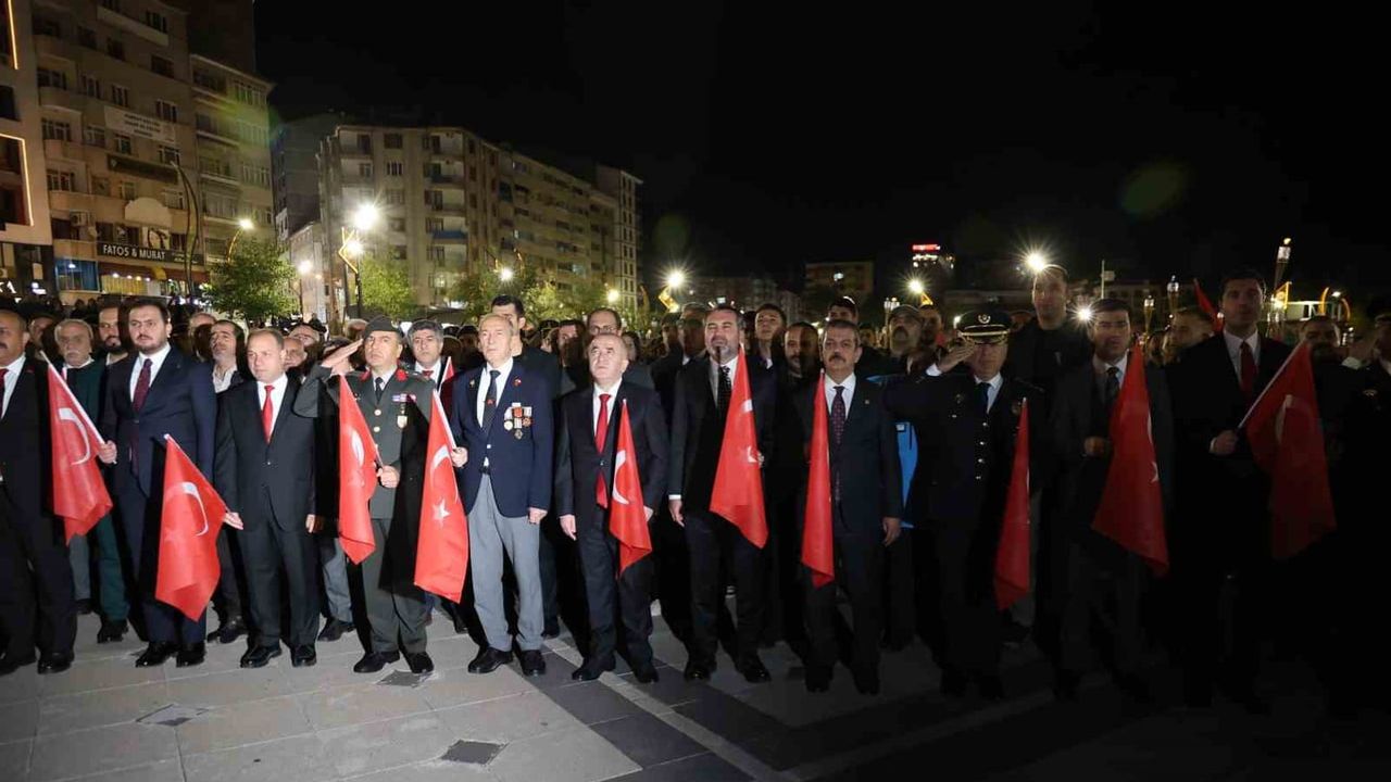 Elazığ'da cumhuriyet coşkusu fener alayında buluştu