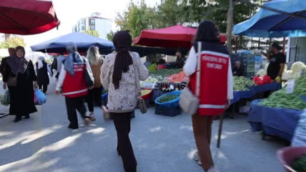 Elazığ'da gönüllüler 84 yaşındaki çifte kışlık hazırlık desteği sağladı