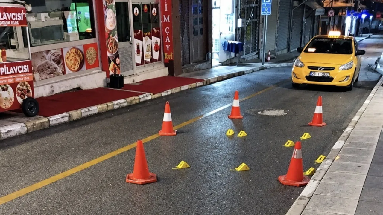 Elazığ'da Hürriyet Caddesi'nde tartışma silahlı kavgaya dönüştü