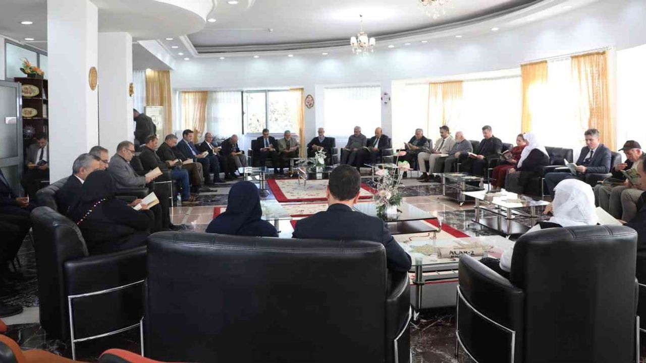 Elazığ'da huzurevinde kitap ve sohbetle kurulan gönül köprüsü
