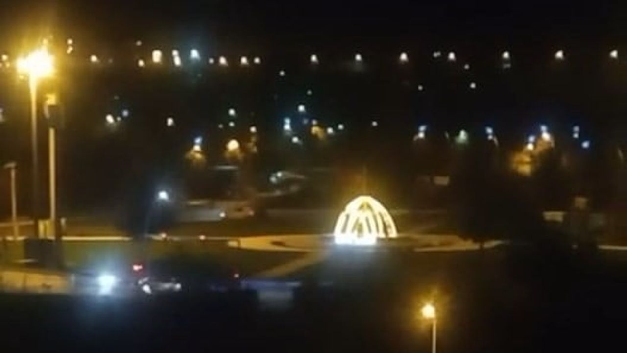 Elazığ'da Kırklar Mahallesi'nde drift yapan otomobil kamerada