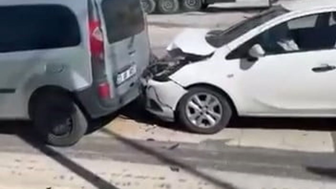 Elazığ'da küçük sanayi önünde çarpışma zinciri: 4 araçta maddi hasar