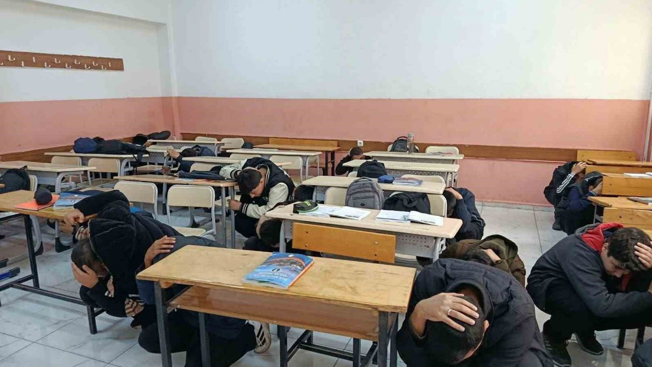 Elazığ'da okul çapında deprem hazırlığı: öğrenciler uygulamayla öğrendi