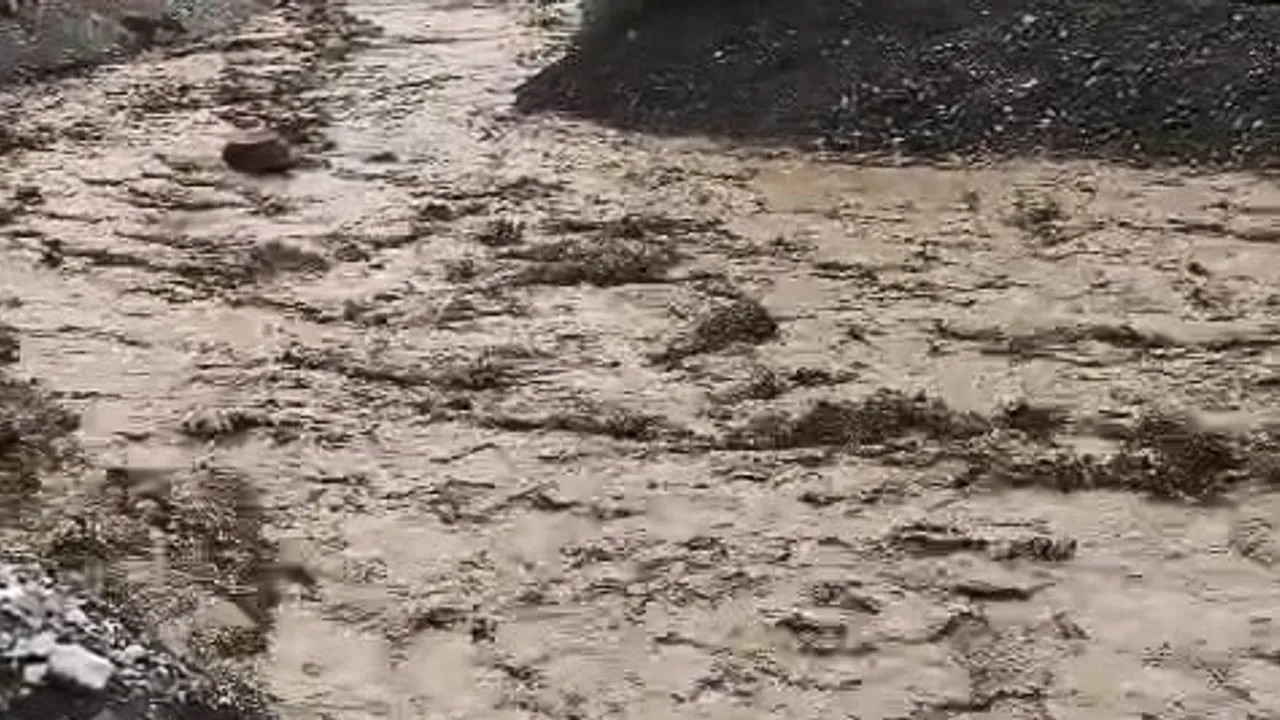 Elazığ'da palu'daki köy yollarını sürükleyen sağanak