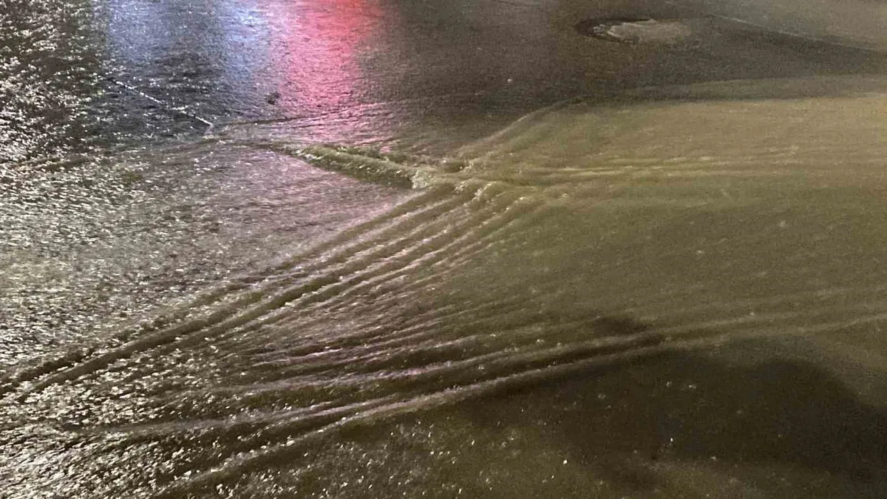 Elazığ'da sabah sağanağı kent merkezinde yollar göle döndü