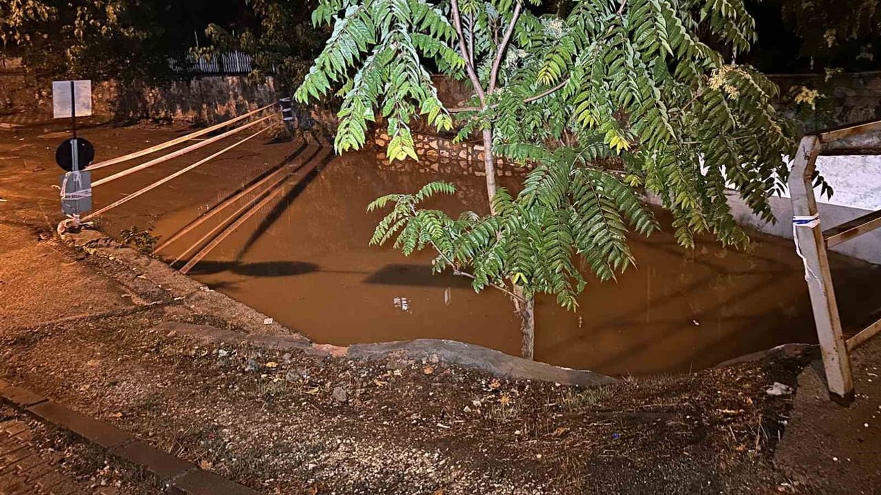 Elazığ'da sağanakta alt geçitte su seviyesi 2,10 metre sınırına dayandı