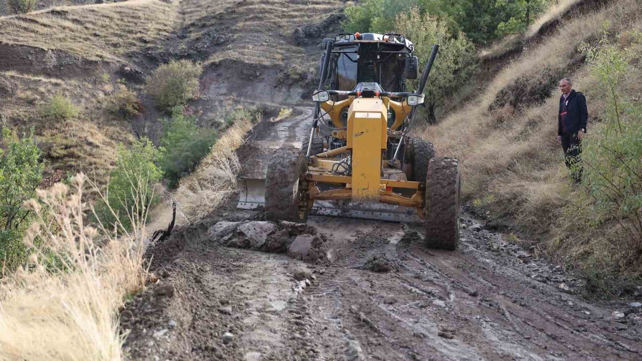 Elazığ'da sel sonrası ulaşım ve altyapıda yoğun müdahale