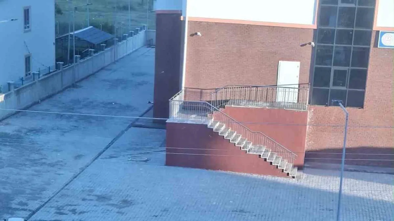 Elazığ'da taşa basarken kayan 8 yaşındaki çocuk su kanalından sağ çıkarıldı