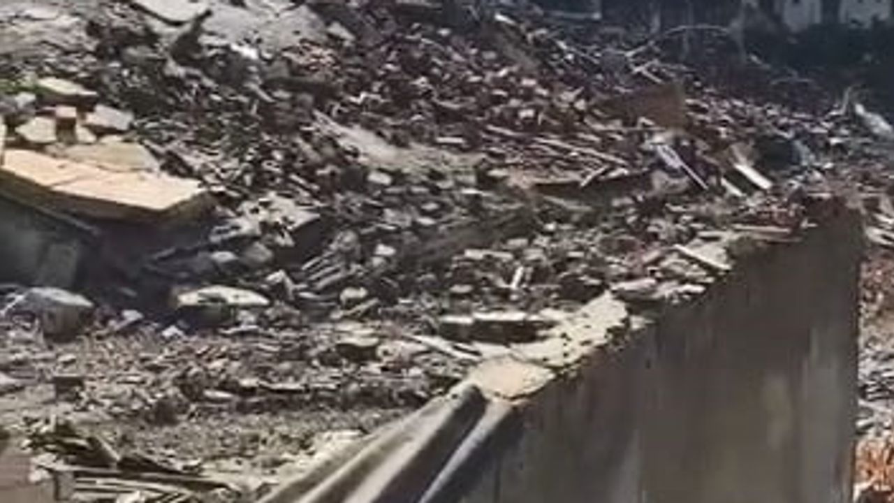 Elazığ'da tek vuruşla çöken 5 katlı bina yıkımı görüntülendi