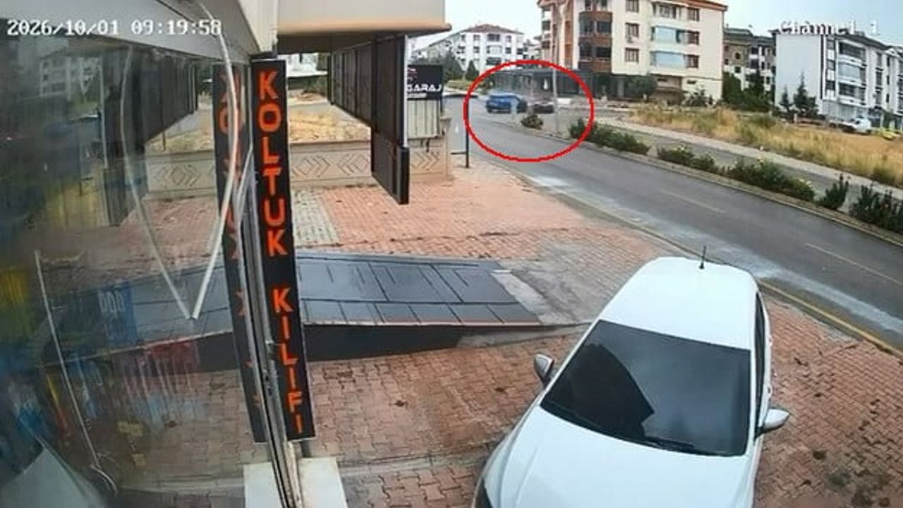 Elazığ'da trafik kazasında üç kişi yaralandı, anlar güvenlik kamerasına yansıdı