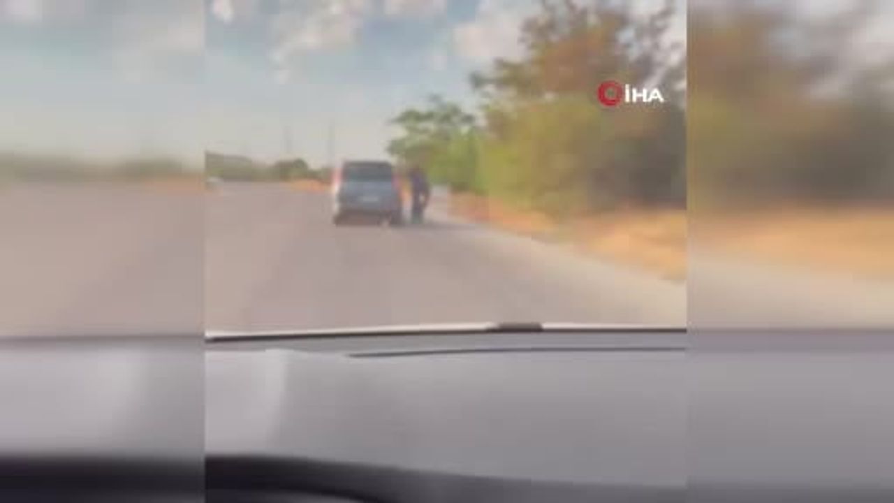 Elazığ'da trafikte tehlike: bisiklet sürücüsü araç kapısına tutunarak ilerledi