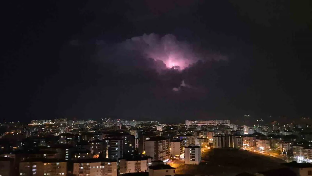 Elazığ semalarında bulut içi şimşek gösterisi