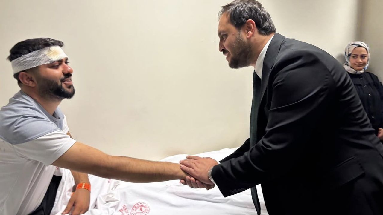 Elazığlı siyasetçiler zincirleme kazada yaralananları hastanede ziyaret etti