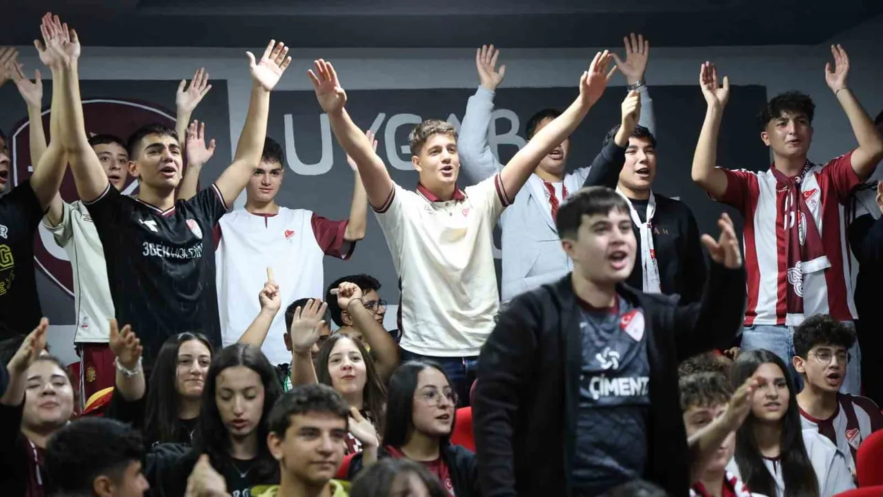 Elazığspor rüzgarı okulda: meşale, tezahürat ve söyleşi coşkusu