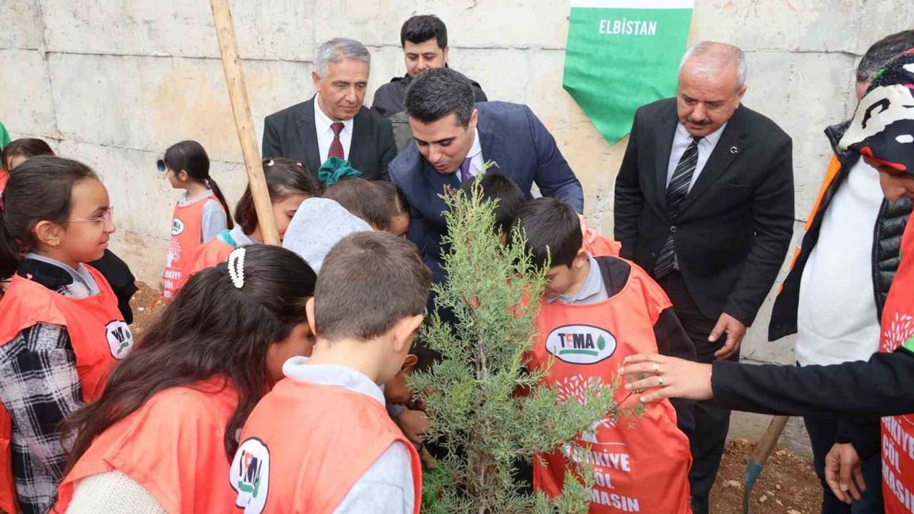 Elbistan'da cumhuriyet coşkusu 103 fidanla yeşillendi
