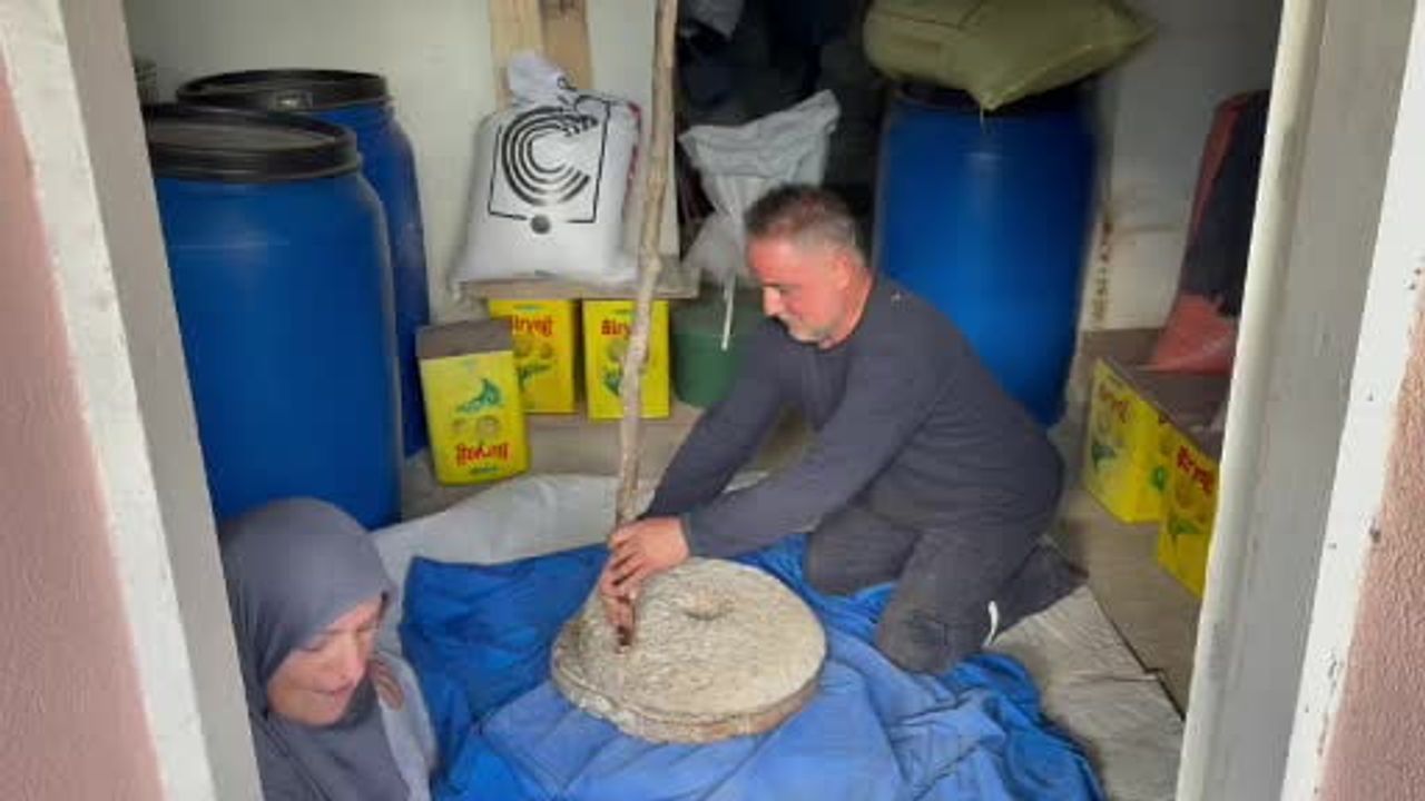 Elde çevirilen taş değirmende nesilden nesile darı mirası sürüyor