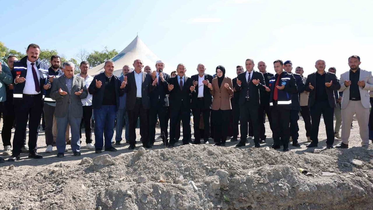 Elecik mahalle konağı için temel atıldı